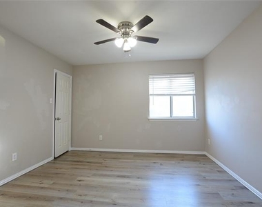 1400 Oakcrest Drive - Photo Thumbnail 15