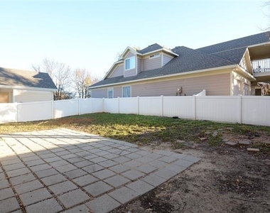 1400 Oakcrest Drive - Photo Thumbnail 17