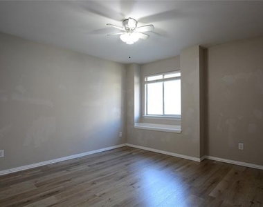 1400 Oakcrest Drive - Photo Thumbnail 14