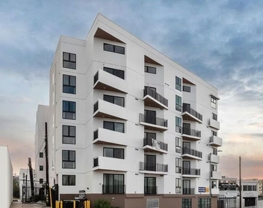 825 S Coronado Street - Photo Thumbnail 5