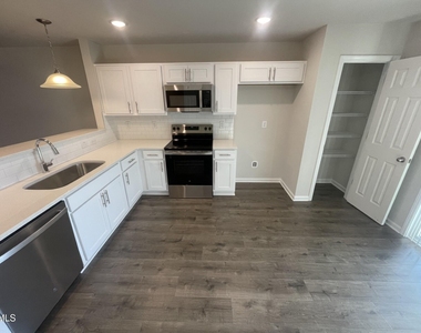 1005 Peony Lane - Photo Thumbnail 6