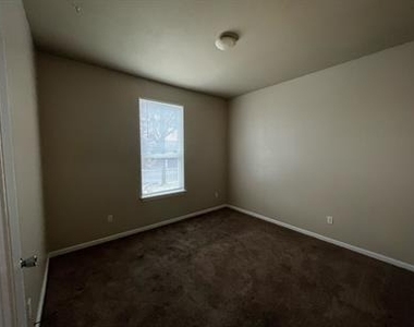 1013 Fir Ln - Photo Thumbnail 6