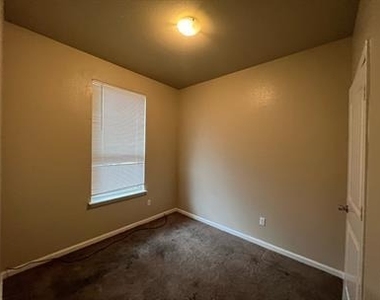 1013 Fir Ln - Photo Thumbnail 4
