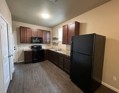 1013 Fir Ln - Photo Thumbnail 2