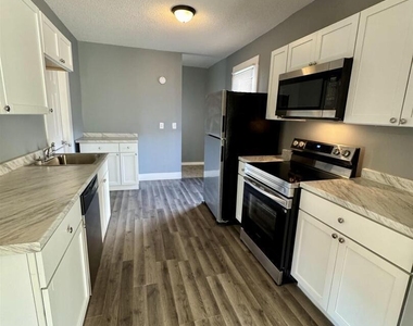 627 1/2 N Division Street - Photo Thumbnail 3
