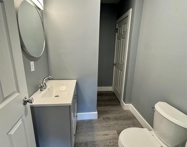 627 1/2 N Division Street - Photo Thumbnail 7