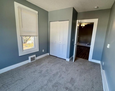 627 1/2 N Division Street - Photo Thumbnail 5
