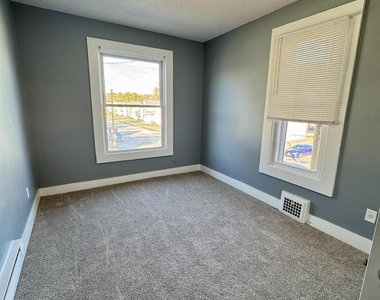 627 1/2 N Division Street - Photo Thumbnail 6