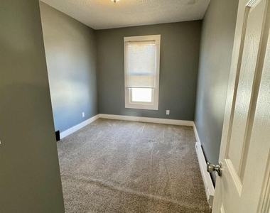 627 1/2 N Division Street - Photo Thumbnail 9