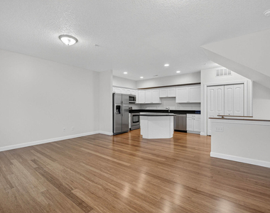220 E 37th Street - Photo Thumbnail 9