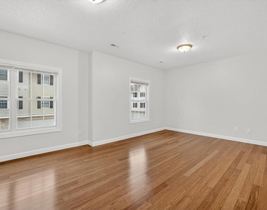 220 E 37th Street - Photo Thumbnail 8
