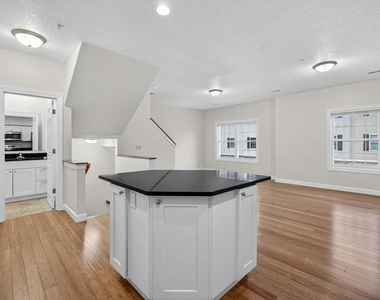 220 E 37th Street - Photo Thumbnail 5