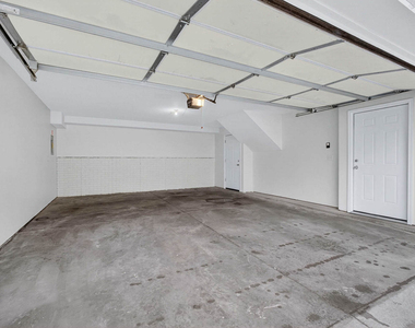 220 E 37th Street - Photo Thumbnail 25
