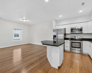 220 E 37th Street - Photo Thumbnail 3