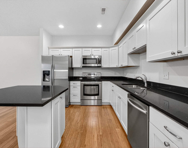 220 E 37th Street - Photo Thumbnail 4