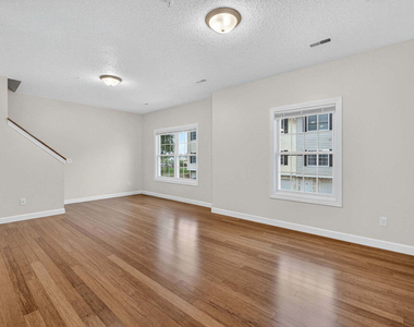 220 E 37th Street - Photo Thumbnail 7