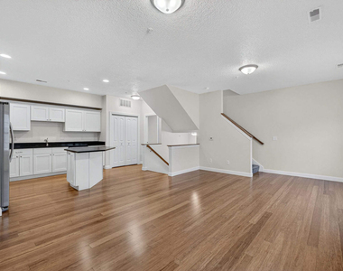 220 E 37th Street - Photo Thumbnail 11