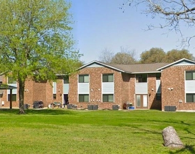 106 Walnut St - Photo Thumbnail 4
