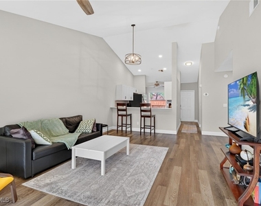 209 Robin Hood Circle - Photo Thumbnail 4