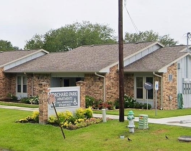 1749 E Henderson Rd - Photo Thumbnail 5