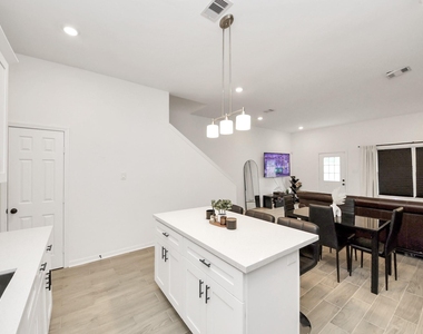 4613 Ireland Street - Photo Thumbnail 9