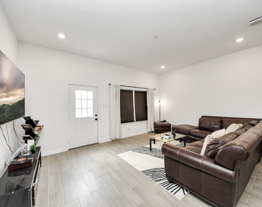 4613 Ireland Street - Photo Thumbnail 18