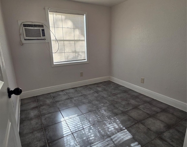 302 71 Street - Photo Thumbnail 7
