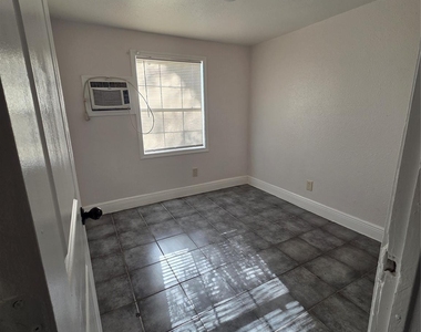 302 71 Street - Photo Thumbnail 3
