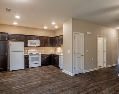 620 S Oakland Ave - Photo Thumbnail 4