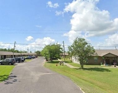 815 E Russell Ave - Photo Thumbnail 3