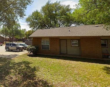 606 E Kennedy Ave - Photo Thumbnail 2