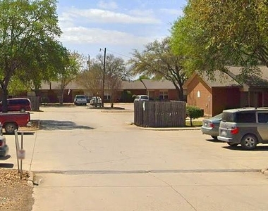 606 E Kennedy Ave - Photo Thumbnail 5