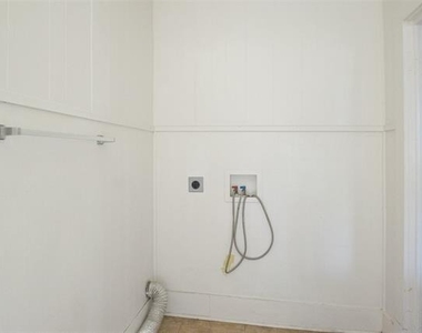 1017 Collier Street - Photo Thumbnail 11