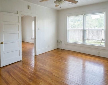 1017 Collier Street - Photo Thumbnail 5