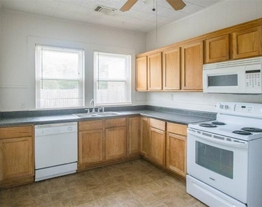 1017 Collier Street - Photo Thumbnail 8