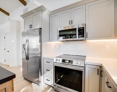 327 D Street - Photo Thumbnail 9