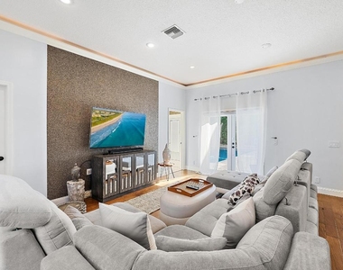 542 N Cypress Drive - Photo Thumbnail 10