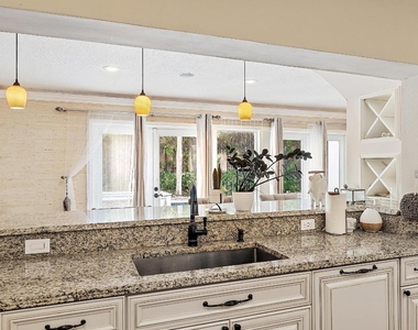 542 N Cypress Drive - Photo Thumbnail 7
