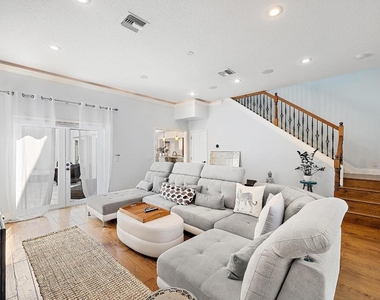 542 N Cypress Drive - Photo Thumbnail 11