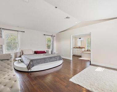 542 N Cypress Drive - Photo Thumbnail 12