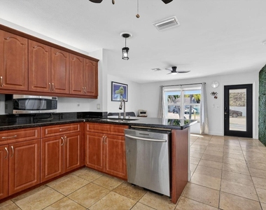 4540 Sw 28th Terrace - Photo Thumbnail 10