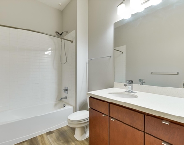 507 Sabine St - Photo Thumbnail 11