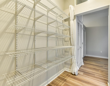 507 Sabine St - Photo Thumbnail 2