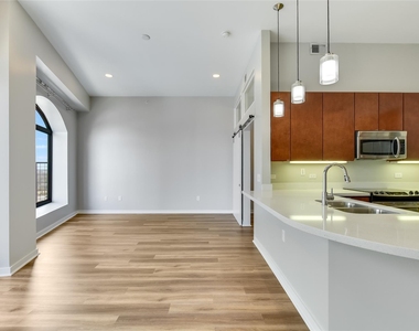 507 Sabine St - Photo Thumbnail 7