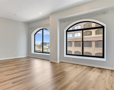 507 Sabine St - Photo Thumbnail 3