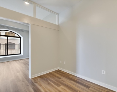507 Sabine St - Photo Thumbnail 8