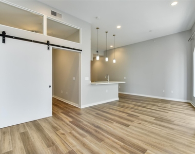 507 Sabine St - Photo Thumbnail 4