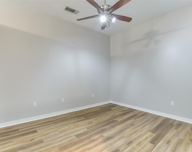 507 Sabine St - Photo Thumbnail 9