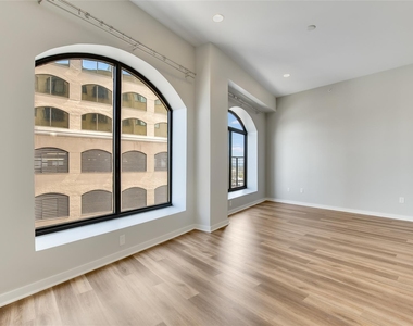 507 Sabine St - Photo Thumbnail 5