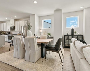 323 Sammon Way - Photo Thumbnail 8